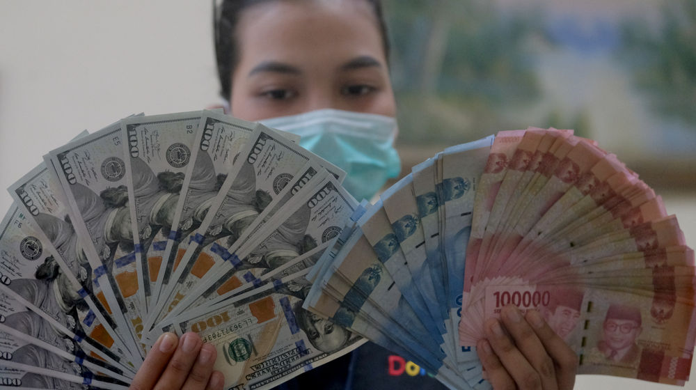 <p>Karyawati menunjukkan mata uang Rupiah dan Dolar di salah satu tempat penukaran uang atau Money Changer di kawasan Melawai, Jakarta, Senin, 9 November 2020. Foto: Ismail Pohan/TrenAsia</p>
