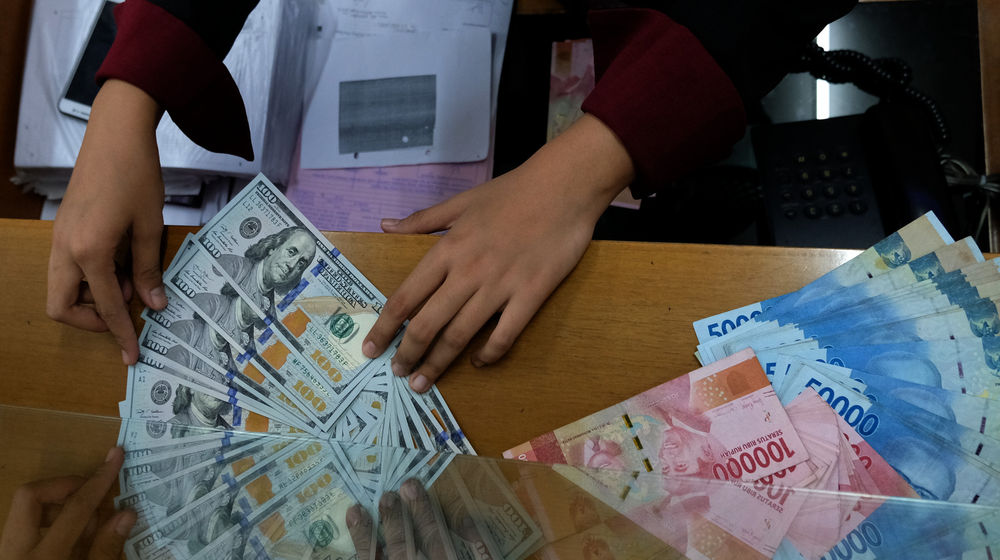 <p>Karyawan menghitung mata uang Rupiah di salah satu tempat penukaran uang atau Money Changer di kawasan Melawai, Jakarta, Senin, 9 November 2020. Foto: Ismail Pohan/TrenAsia</p>
