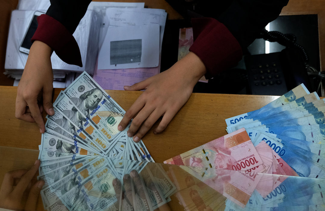 <p>Karyawan menghitung mata uang Rupiah di salah satu tempat penukaran uang atau Money Changer di kawasan Melawai, Jakarta, Senin, 9 November 2020. Foto: Ismail Pohan/TrenAsia</p>
