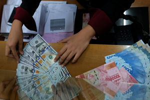 <p>Karyawan menghitung mata uang Rupiah di salah satu tempat penukaran uang atau Money Changer di kawasan Melawai, Jakarta, Senin, 9 November 2020. Foto: Ismail Pohan/TrenAsia</p>
