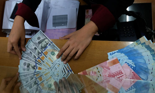 <p>Karyawan menghitung mata uang Rupiah di salah satu tempat penukaran uang atau Money Changer di kawasan Melawai, Jakarta, Senin, 9 November 2020. Foto: Ismail Pohan/TrenAsia</p>

