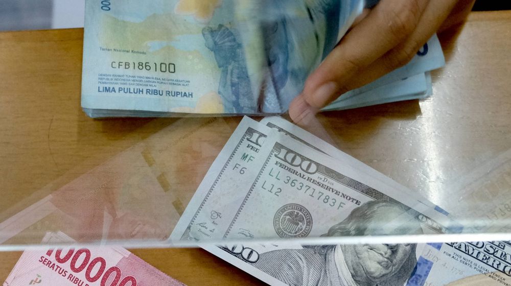 <p>Karyawan menghitung mata uang Rupiah di salah satu tempat penukaran uang atau Money Changer di kawasan Melawai, Jakarta, Senin, 9 November 2020. Foto: Ismail Pohan/TrenAsia</p>

