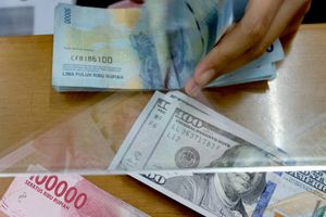 <p>Karyawan menghitung mata uang Rupiah di salah satu tempat penukaran uang atau Money Changer di kawasan Melawai, Jakarta, Senin, 9 November 2020. Foto: Ismail Pohan/TrenAsia</p>
