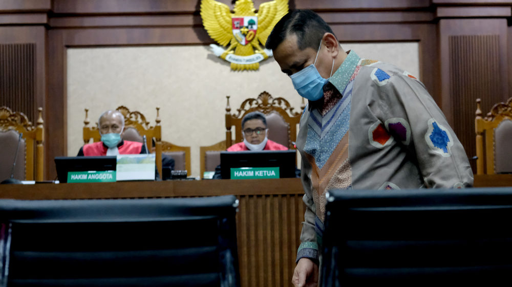 <p>Terdakwa Irjen Napoleon Bonaparte saat akan menjalani sidang perdana pembacaan dakwaan kasus dugaan suap terkait penghapusan red notice Djoko Soegiarto Tjandra (Djoko Tjandra), Senin 2 November 2020. Foto: Ismail Pohan/TrenAsia</p>
