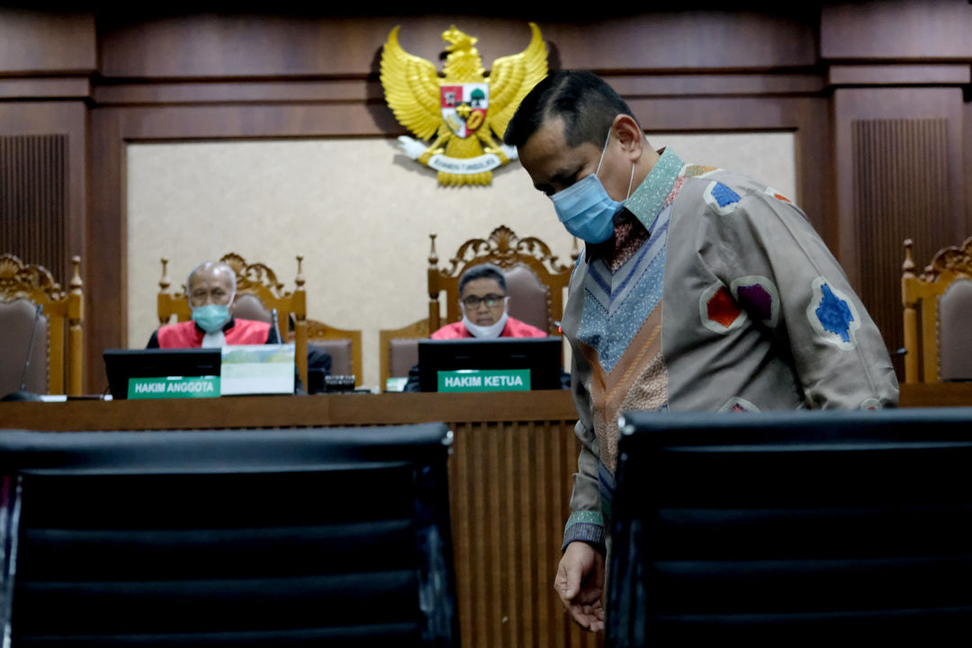 <p>Terdakwa Irjen Napoleon Bonaparte saat akan menjalani sidang perdana pembacaan dakwaan kasus dugaan suap terkait penghapusan red notice Djoko Soegiarto Tjandra (Djoko Tjandra), Senin 2 November 2020. Foto: Ismail Pohan/TrenAsia</p>
