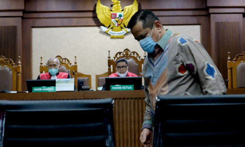 <p>Terdakwa Irjen Napoleon Bonaparte saat akan menjalani sidang perdana pembacaan dakwaan kasus dugaan suap terkait penghapusan red notice Djoko Soegiarto Tjandra (Djoko Tjandra), Senin 2 November 2020. Foto: Ismail Pohan/TrenAsia</p>

