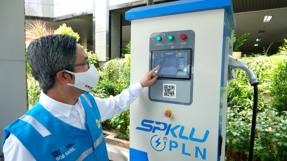 <p>Direktur Niaga dan Pelayanan PT PLN (Persero) Bob Saril melakukan simulasi pengisian listrik kendaraan bermotor di Stasiun Pengisian Kendaraan Listrik Umum (SPKLU) PLN, di Kantor Pusat PLN, Trunojoyo, Jakarta, Senin, 9 November 2020. Foto: Ismail Pohan/TrenAsia</p>
