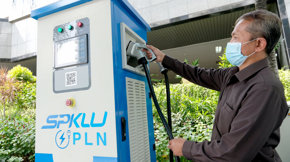 <p>Petugas melakukan simulasi pengisian listrik kendaraan bermotor di Stasiun Pengisian Kendaraan Listrik Umum (SPKLU) PLN, di Kantor Pusat PLN, Trunojoyo, Jakarta, Senin, 9 November 2020. Foto: Ismail Pohan/TrenAsia</p>
