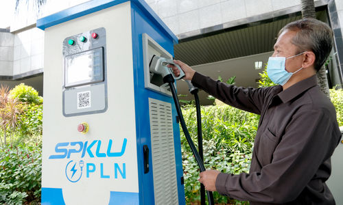 <p>Petugas melakukan simulasi pengisian listrik kendaraan bermotor di Stasiun Pengisian Kendaraan Listrik Umum (SPKLU) PLN, di Kantor Pusat PLN, Trunojoyo, Jakarta, Senin, 9 November 2020. Foto: Ismail Pohan/TrenAsia</p>
