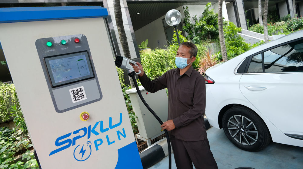 <p>Petugas melakukan simulasi pengisian listrik kendaraan bermotor di Stasiun Pengisian Kendaraan Listrik Umum (SPKLU) PLN, di Kantor Pusat PLN, Trunojoyo, Jakarta, Senin, 9 November 2020. Foto: Ismail Pohan/TrenAsia</p>
