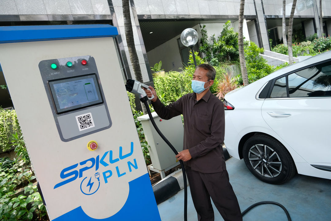 <p>Petugas melakukan simulasi pengisian listrik kendaraan bermotor di Stasiun Pengisian Kendaraan Listrik Umum (SPKLU) PLN, di Kantor Pusat PLN, Trunojoyo, Jakarta, Senin, 9 November 2020. Foto: Ismail Pohan/TrenAsia</p>
