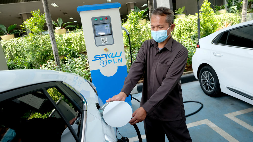 <p>Petugas melakukan simulasi pengisian listrik kendaraan bermotor di Stasiun Pengisian Kendaraan Listrik Umum (SPKLU) PLN, di Kantor Pusat PLN, Trunojoyo, Jakarta, Senin, 9 November 2020. Foto: Ismail Pohan/TrenAsia</p>

