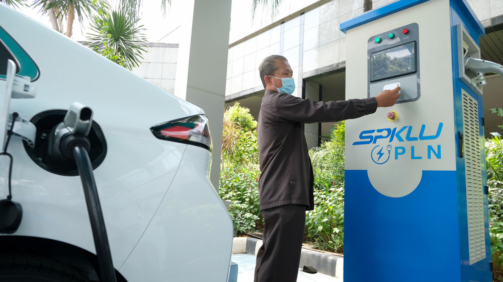<p>Petugas melakukan simulasi pengisian listrik kendaraan bermotor di Stasiun Pengisian Kendaraan Listrik Umum (SPKLU) PLN, di Kantor Pusat PLN, Trunojoyo, Jakarta, Senin, 9 November 2020. Foto: Ismail Pohan/TrenAsia</p>
