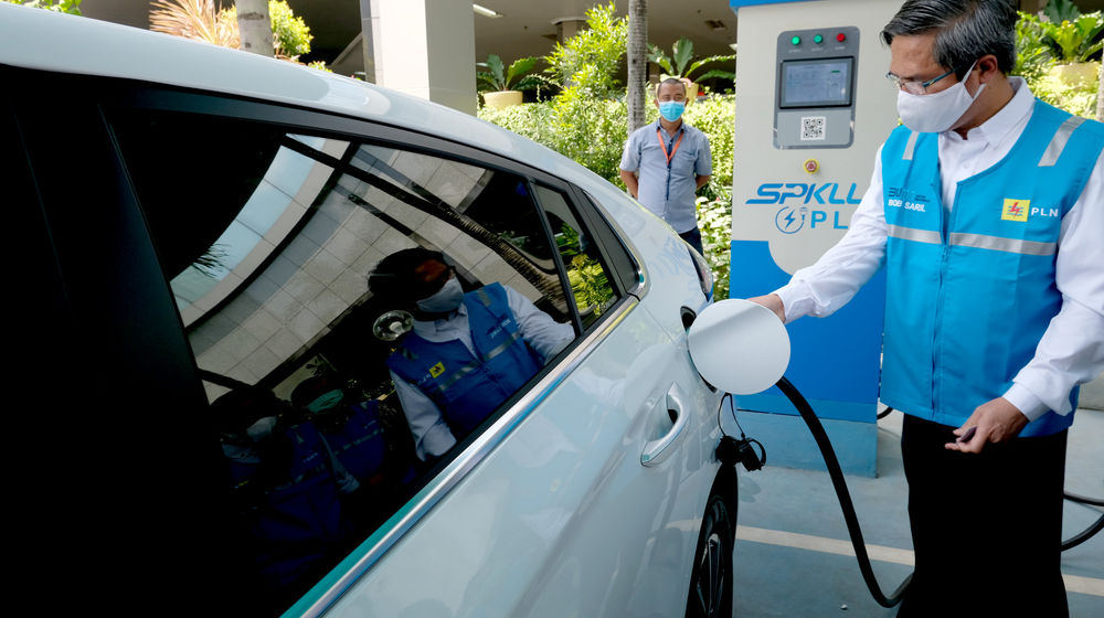 <p>Direktur Niaga dan Pelayanan PT PLN (Persero) Bob Saril melakukan simulasi pengisian listrik kendaraan bermotor di Stasiun Pengisian Kendaraan Listrik Umum (SPKLU) PLN, di Kantor Pusat PLN, Trunojoyo, Jakarta, Senin, 9 November 2020. Foto: Ismail Pohan/TrenAsia</p>
