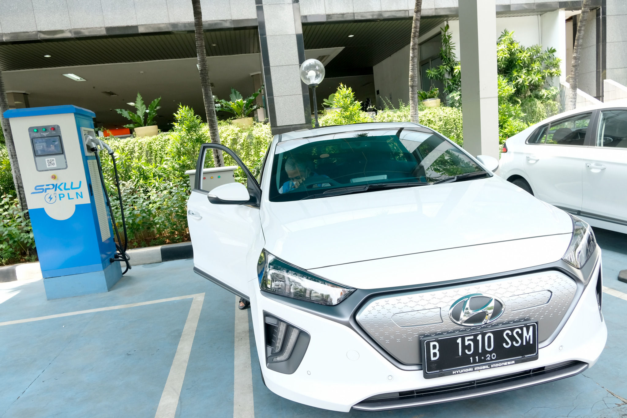 <p>Kendaraan listrik saat akan melakukan pengisian listrik kendaraan bermotor di Stasiun Pengisian Kendaraan Listrik Umum (SPKLU) PLN, di Kantor Pusat PLN, Trunojoyo, Jakarta, Senin, 9 November 2020. Foto: Ismail Pohan/TrenAsia</p>
