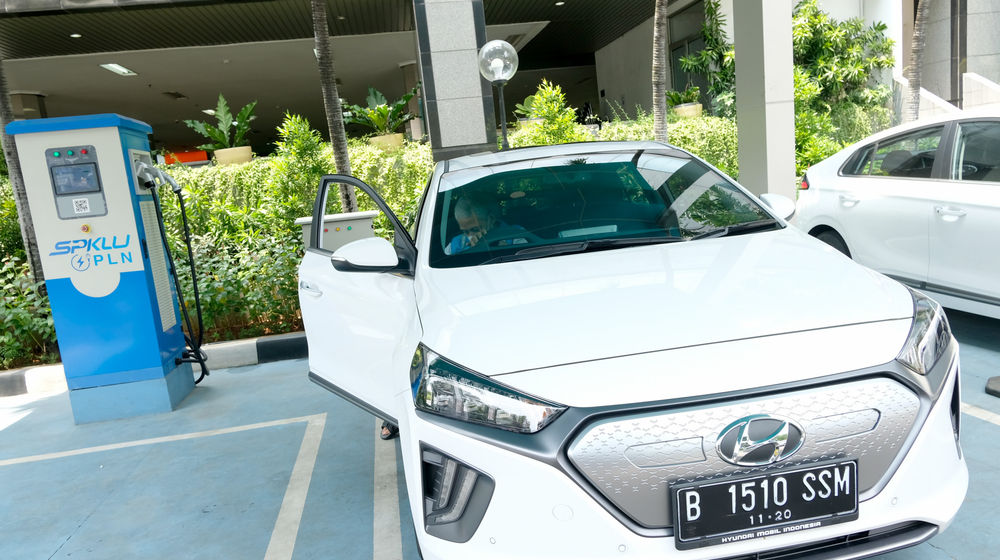 <p>Kendaraan listrik saat akan melakukan pengisian listrik kendaraan bermotor di Stasiun Pengisian Kendaraan Listrik Umum (SPKLU) PLN, di Kantor Pusat PLN, Trunojoyo, Jakarta, Senin, 9 November 2020. Foto: Ismail Pohan/TrenAsia</p>
