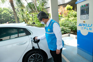 <p>Direktur Niaga dan Pelayanan PT PLN (Persero) Bob Saril melakukan simulasi pengisian listrik kendaraan bermotor di Stasiun Pengisian Kendaraan Listrik Umum (SPKLU) PLN, di Kantor Pusat PLN, Trunojoyo, Jakarta, Senin, 9 November 2020. Foto: Ismail Pohan/TrenAsia</p>
