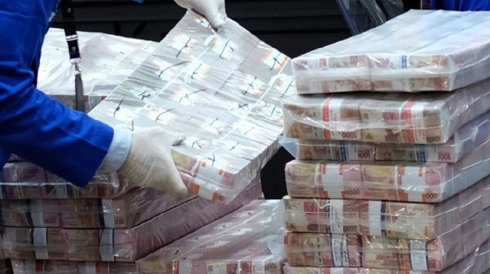 <p>Petugas mempersiapkan barang bukti uang sitaan dalam konferensi pers Di Kantor Kejaksaan Agung, Jakarta, Selasa, 7 Juli 2020. Tersangka korporasi kasus Jiwasraya, PT Sinarmas Asset Management mengembalikan kerugian negara senilai Rp 77 miliar ke Kejaksaan Agung (Kejagung) dalam dua tahap, tahap pertama sekitar Rp 3 miliar dan hari ini senilai Rp 73 miliar sebagai bagian dari penyelesaian perkara terkait dengan penyidikan Jiwasraya. Foto: Ismail Pohan/TrenAsia</p>
