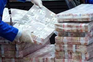 <p>Petugas mempersiapkan barang bukti uang sitaan dalam konferensi pers Di Kantor Kejaksaan Agung, Jakarta, Selasa, 7 Juli 2020. Tersangka korporasi kasus Jiwasraya, PT Sinarmas Asset Management mengembalikan kerugian negara senilai Rp 77 miliar ke Kejaksaan Agung (Kejagung) dalam dua tahap, tahap pertama sekitar Rp 3 miliar dan hari ini senilai Rp 73 miliar sebagai bagian dari penyelesaian perkara terkait dengan penyidikan Jiwasraya. Foto: Ismail Pohan/TrenAsia</p>
