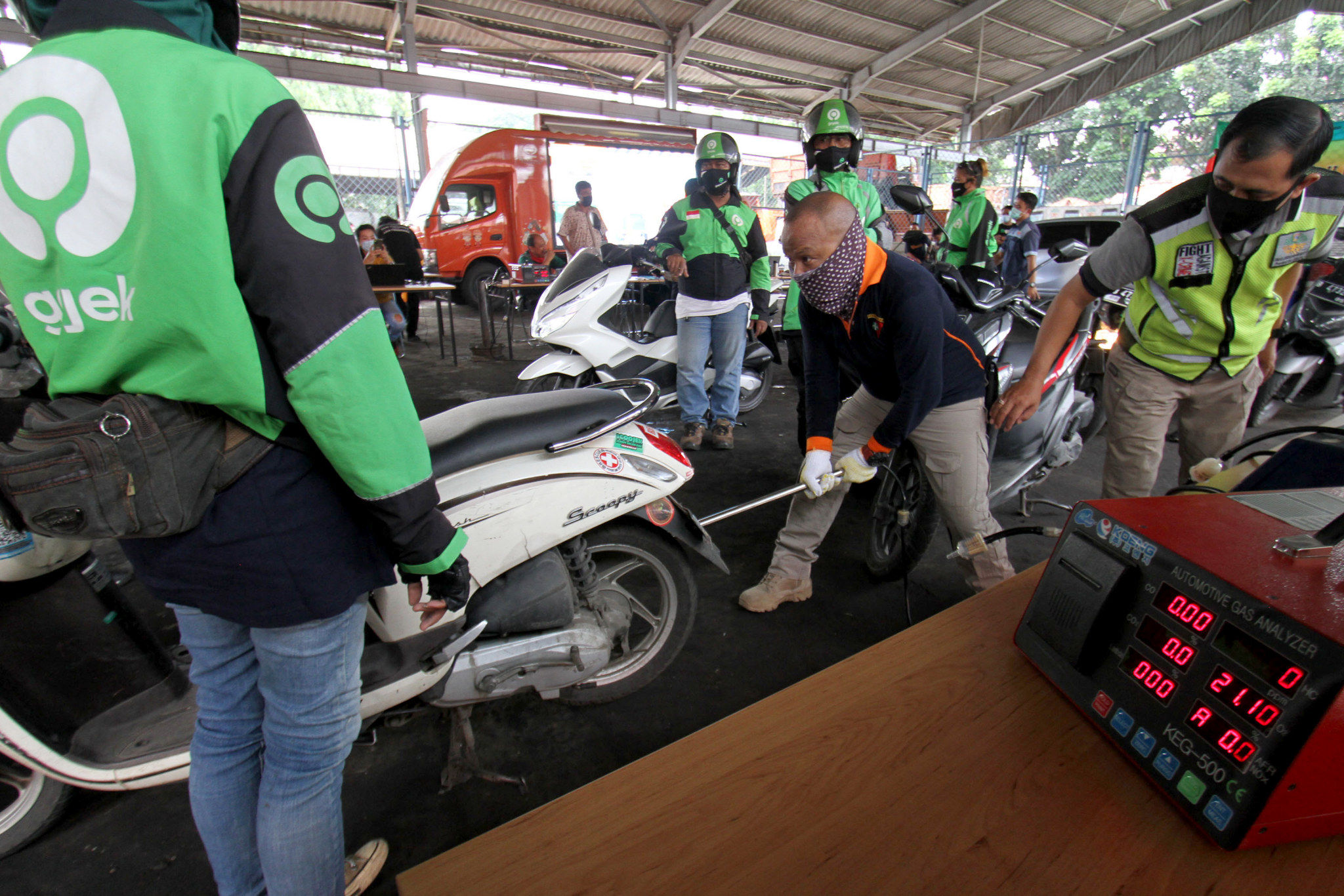 <p>Petugas melakukan uji emisi pada kendaraan mitra GoRide, di halaman kantor Dinas Lingkungan Hidup Provinsi DKI Jakarta, Kamis, 19 November 2020. Foto: Panji Asmoro/TrenAsia</p>
