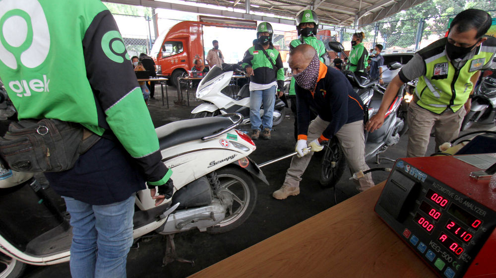<p>Petugas melakukan uji emisi pada kendaraan mitra GoRide, di halaman kantor Dinas Lingkungan Hidup Provinsi DKI Jakarta, Kamis, 19 November 2020. Foto: Panji Asmoro/TrenAsia</p>
