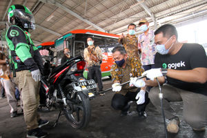 <p>Wakil Kepala Dinas Lingkungan Hidup Provinsi DKI Jakarta, Syaripudin (kedua kanan) dan VP Public Policy and Government Relations Gojek, Gautama Adi Kusuma (kanan) melakukan uji emisi pada kendaraan mitra GoRide, di halaman kantor Dinas Lingkungan Hidup Provinsi DKI Jakarta, Kamis, 19 November 2020. Foto: Panji Asmoro/TrenAsia</p>
