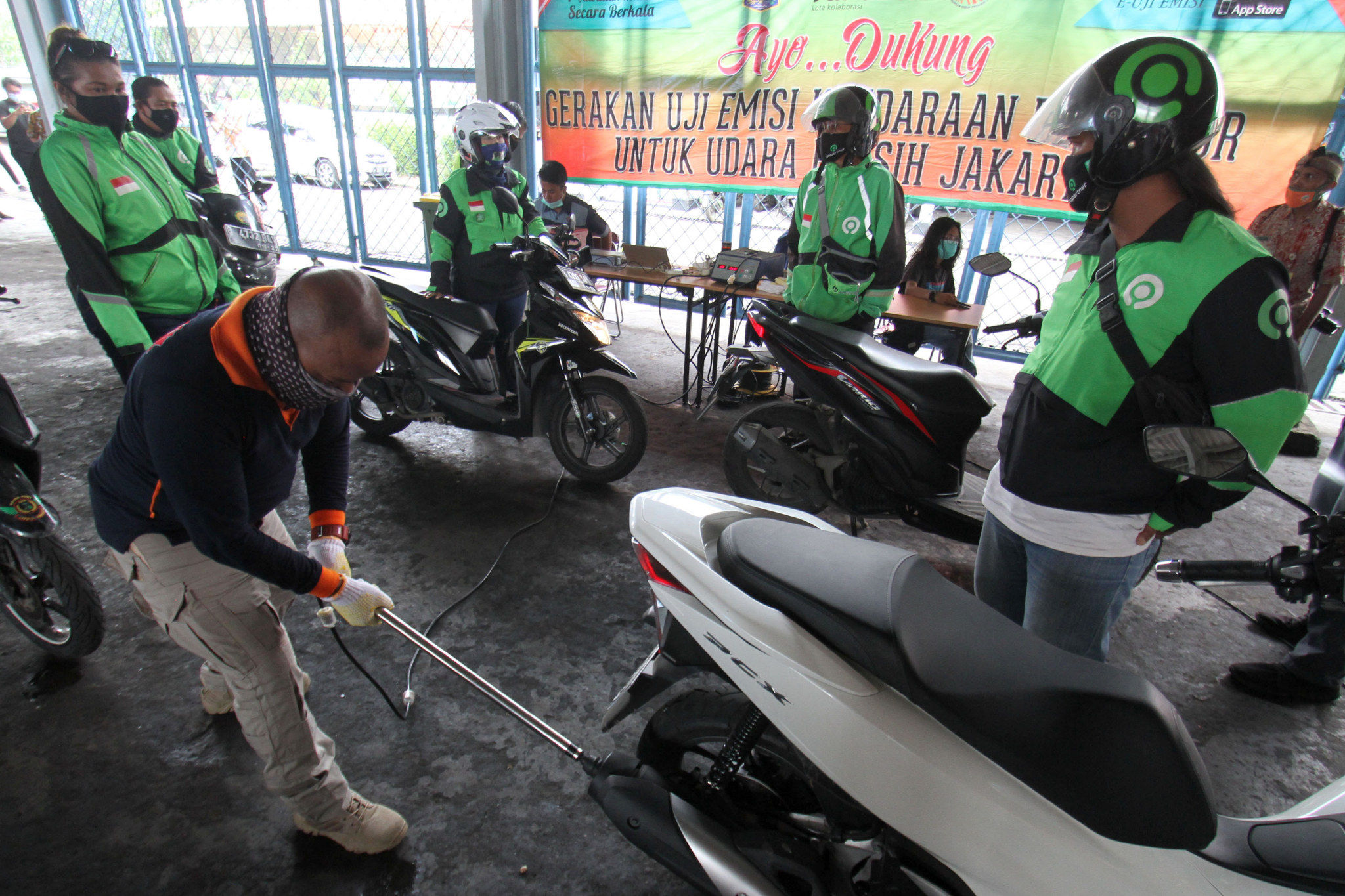 <p>Petugas melakukan uji emisi pada kendaraan mitra GoRide, di halaman kantor Dinas Lingkungan Hidup Provinsi DKI Jakarta, Kamis, 19 November 2020. Foto: Panji Asmoro/TrenAsia</p>
