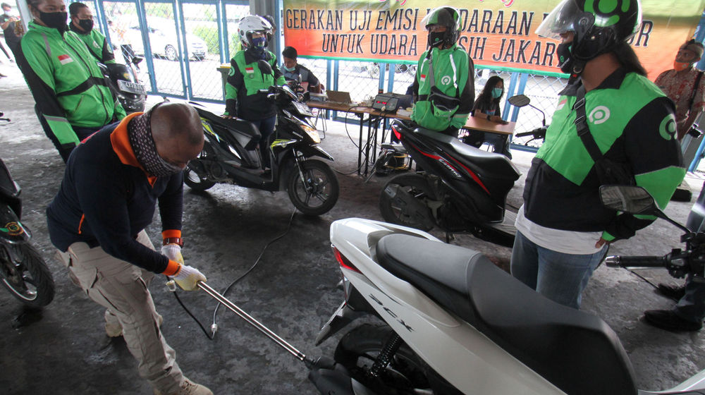 <p>Petugas melakukan uji emisi pada kendaraan mitra GoRide, di halaman kantor Dinas Lingkungan Hidup Provinsi DKI Jakarta, Kamis, 19 November 2020. Foto: Panji Asmoro/TrenAsia</p>
