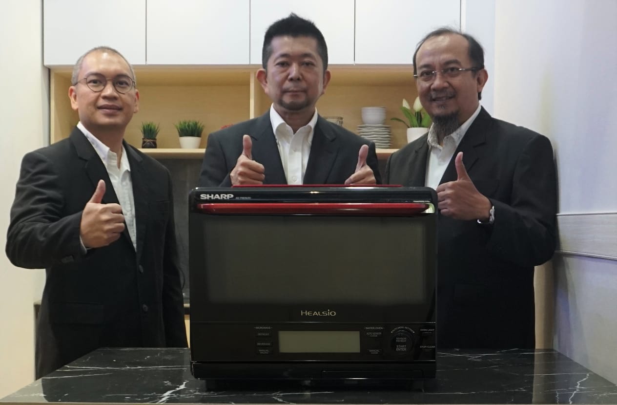<p>Manajaemen Sharp Electronics Indonesia dalam Acara Peluncuran Healsio Supeheated Steam Oven. (Foto: Istimewa)</p>
