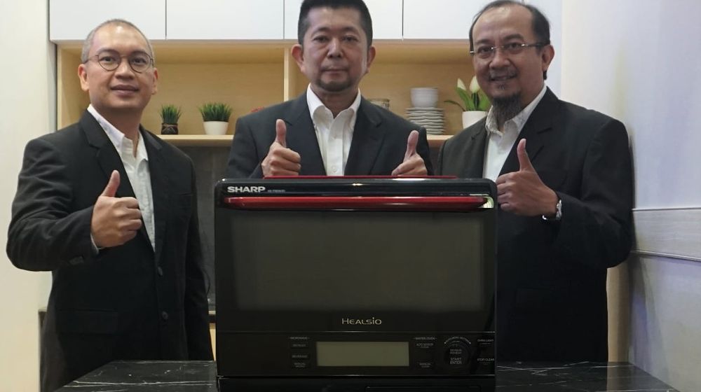 <p>Manajaemen Sharp Electronics Indonesia dalam Acara Peluncuran Healsio Supeheated Steam Oven. (Foto: Istimewa)</p>
