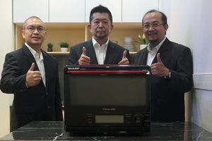 <p>Manajaemen Sharp Electronics Indonesia dalam Acara Peluncuran Healsio Supeheated Steam Oven. (Foto: Istimewa)</p>
