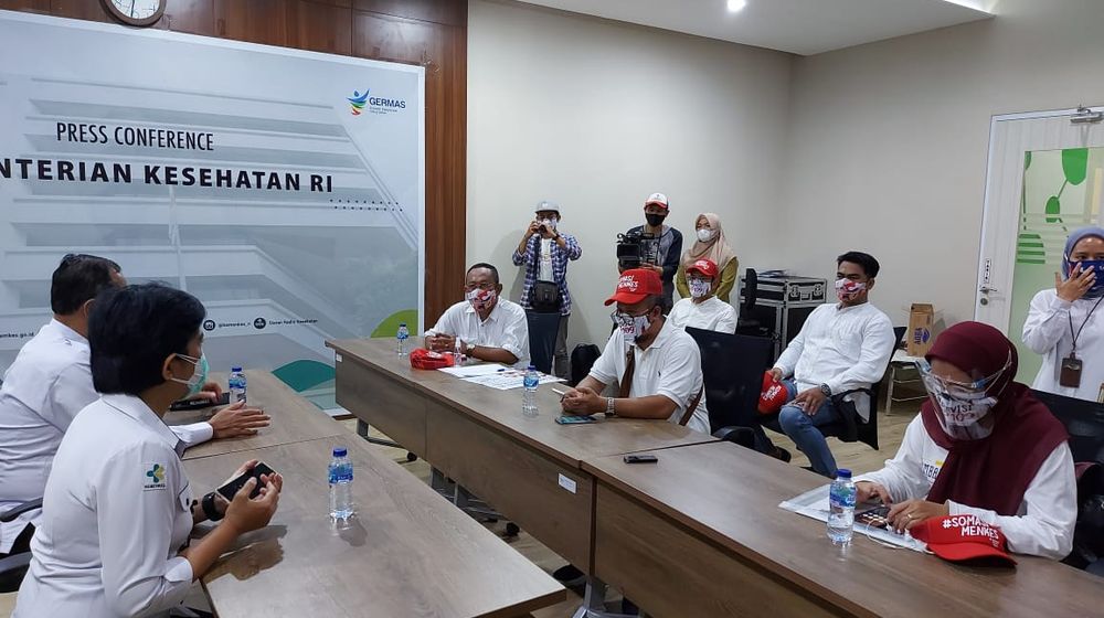 <p>Koalisi Masyarakat Peduli Kesehatan (KOMPAK) layangkan surat somasi I kepada Menteri Kesehatan, Terawan Agus Putranto di Kementerian Kesehatan, Jakarta, Kamis, 12 November 2020/ Sumber: Komnas Pengendalian Tembakau</p>
