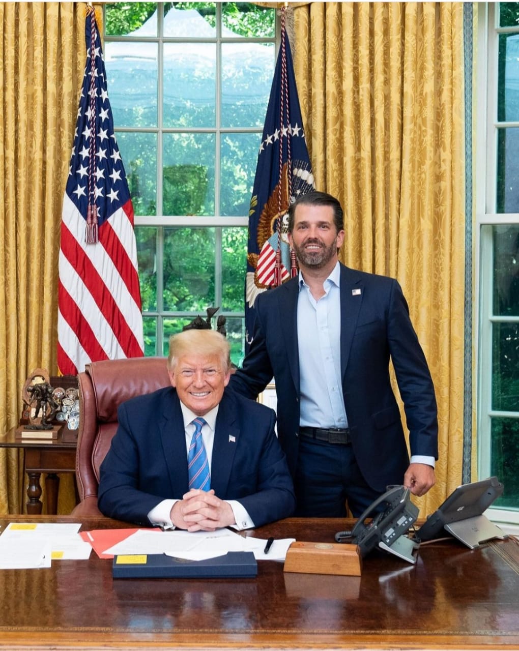 <p>Donald Trump (duduk) bersama putranya, Donald Trump Jr. (berdiri). Dok: donaldjtrumpjr/Instagram.</p>
