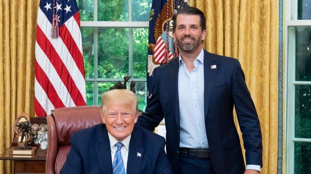 <p>Donald Trump (duduk) bersama putranya, Donald Trump Jr. (berdiri). Dok: donaldjtrumpjr/Instagram.</p>
