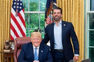 <p>Donald Trump (duduk) bersama putranya, Donald Trump Jr. (berdiri). Dok: donaldjtrumpjr/Instagram.</p>
