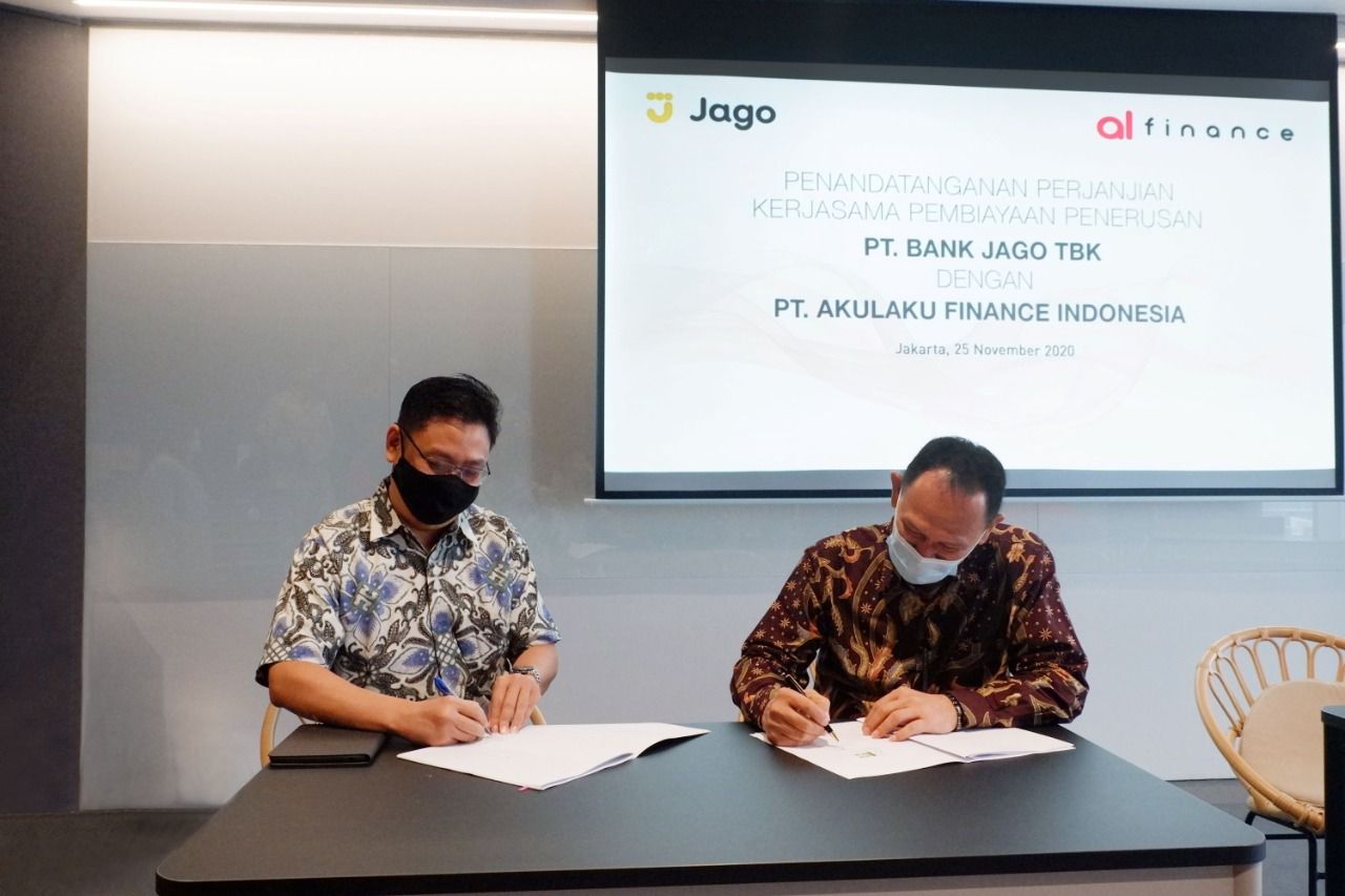 <p>Penandatanganan kerja sama Akulaku Finance dengan Bank Jago di Jakarta, 25 November 2020. (Kanan-kiri) Efrinal Sinaga, Presiden Direktur PT Akulaku Finance Indonesia dan Sonny Christian Joseph, Head of Business Partnership PT Bank Jago Tbk., menandatangani perjanjian kerja sama pembiayaan channeling senilai Rp100 milliar antara PT Akulaku Finance Indonesia dan PT Bank Jago Tbk. / Dok. Akulaku Finance</p>
