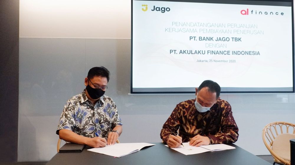 <p>Penandatanganan kerja sama Akulaku Finance dengan Bank Jago di Jakarta, 25 November 2020. (Kanan-kiri) Efrinal Sinaga, Presiden Direktur PT Akulaku Finance Indonesia dan Sonny Christian Joseph, Head of Business Partnership PT Bank Jago Tbk., menandatangani perjanjian kerja sama pembiayaan channeling senilai Rp100 milliar antara PT Akulaku Finance Indonesia dan PT Bank Jago Tbk. / Dok. Akulaku Finance</p>
