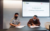 <p>Penandatanganan kerja sama Akulaku Finance dengan Bank Jago di Jakarta, 25 November 2020. (Kanan-kiri) Efrinal Sinaga, Presiden Direktur PT Akulaku Finance Indonesia dan Sonny Christian Joseph, Head of Business Partnership PT Bank Jago Tbk., menandatangani perjanjian kerja sama pembiayaan channeling senilai Rp100 milliar antara PT Akulaku Finance Indonesia dan PT Bank Jago Tbk. / Dok. Akulaku Finance</p>
