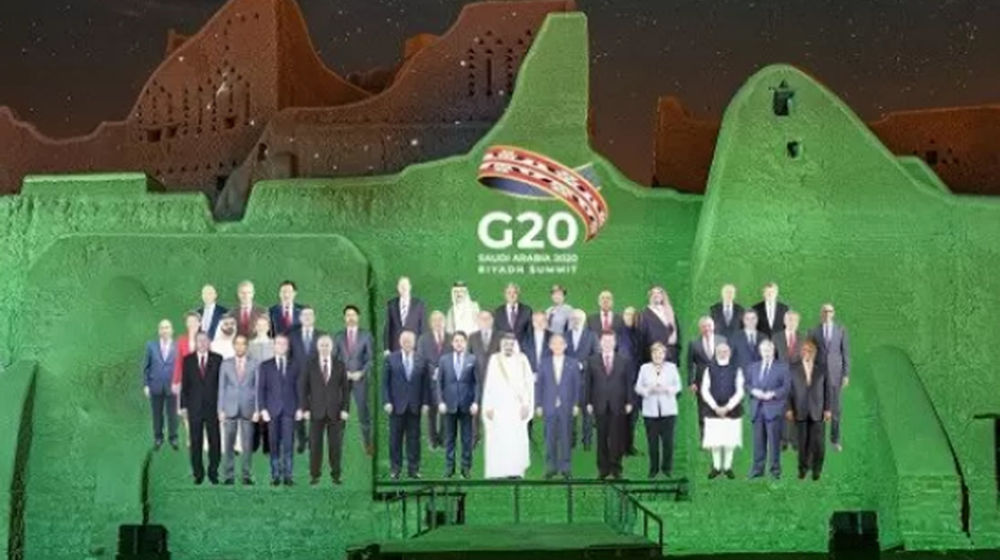 <p>Foto yang berisi hasil proyeksi gambar diri para pemimpin negara-negara anggota G20 di tembok bangunan bersejarah di Distrik At-Turaif, Ad-Driyah/ G20 Riyadh Summit</p>
