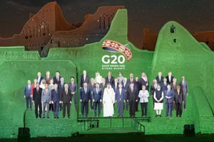 <p>Foto yang berisi hasil proyeksi gambar diri para pemimpin negara-negara anggota G20 di tembok bangunan bersejarah di Distrik At-Turaif, Ad-Driyah/ G20 Riyadh Summit</p>
