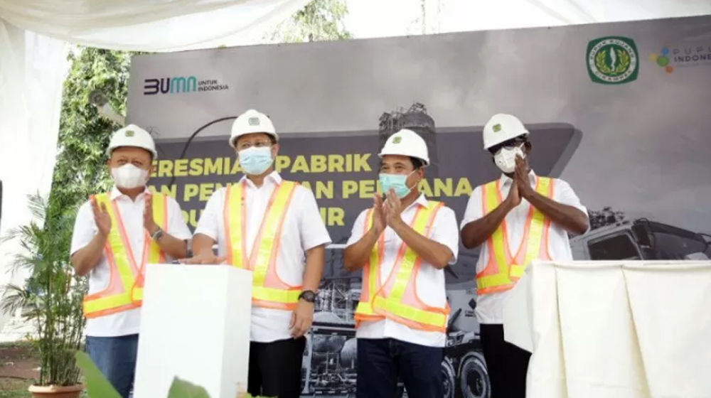 <p>Wakil Menteri BUMN I Budi Gunadi Sadikin (kedua kiri) bersama Direktur Utama PT Pupuk Indonesia (Persero) Bakir Pasaman, Direktur Utama PT Pupuk Kujang Maryadi dan Direktur Utama PT Rekayasa Industri Alex Dharma Balen meresmikan pabrik karbondioksida (CO2) cair berkapasitas 50.000 ton per tahu di Cikampek, Jawa Barat, Sabtu 7 November 2020// Foto PT Pupuk Indonesia (Persero)</p>
