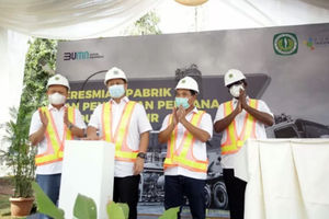 <p>Wakil Menteri BUMN I Budi Gunadi Sadikin (kedua kiri) bersama Direktur Utama PT Pupuk Indonesia (Persero) Bakir Pasaman, Direktur Utama PT Pupuk Kujang Maryadi dan Direktur Utama PT Rekayasa Industri Alex Dharma Balen meresmikan pabrik karbondioksida (CO2) cair berkapasitas 50.000 ton per tahu di Cikampek, Jawa Barat, Sabtu 7 November 2020// Foto PT Pupuk Indonesia (Persero)</p>
