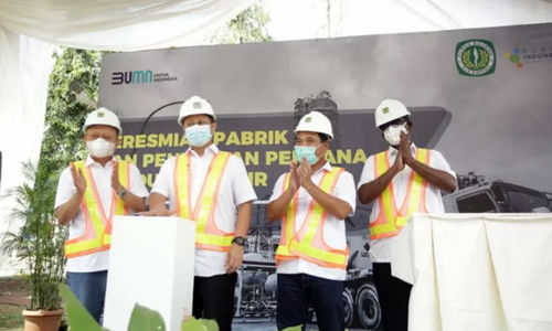 <p>Wakil Menteri BUMN I Budi Gunadi Sadikin (kedua kiri) bersama Direktur Utama PT Pupuk Indonesia (Persero) Bakir Pasaman, Direktur Utama PT Pupuk Kujang Maryadi dan Direktur Utama PT Rekayasa Industri Alex Dharma Balen meresmikan pabrik karbondioksida (CO2) cair berkapasitas 50.000 ton per tahu di Cikampek, Jawa Barat, Sabtu 7 November 2020// Foto PT Pupuk Indonesia (Persero)</p>
