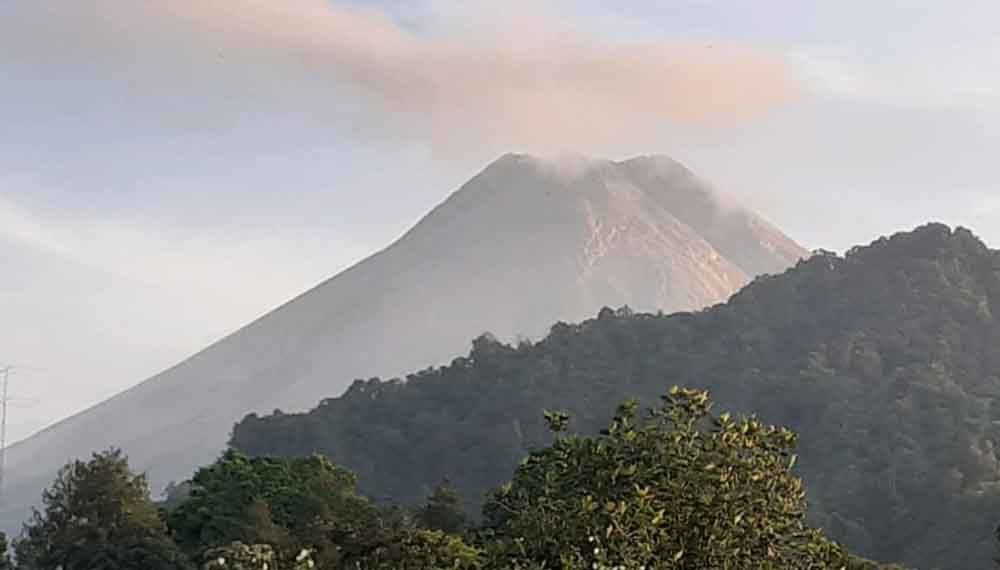 <p>Gunung Merapi terlihat dari pos pemantauan Kaliurang DIY/BPPTKG</p>

