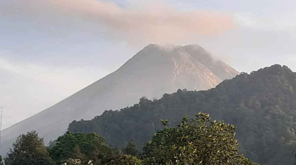 <p>Gunung Merapi terlihat dari pos pemantauan Kaliurang DIY/BPPTKG</p>
