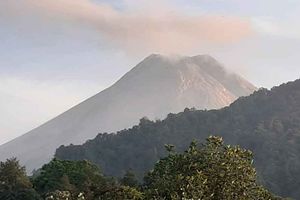 <p>Gunung Merapi terlihat dari pos pemantauan Kaliurang DIY/BPPTKG</p>
