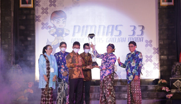 <p>Penyerahan Piala Juara Umum Pimnas ke-33/Humas UGM</p>
