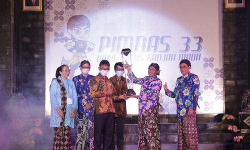 <p>Penyerahan Piala Juara Umum Pimnas ke-33/Humas UGM</p>
