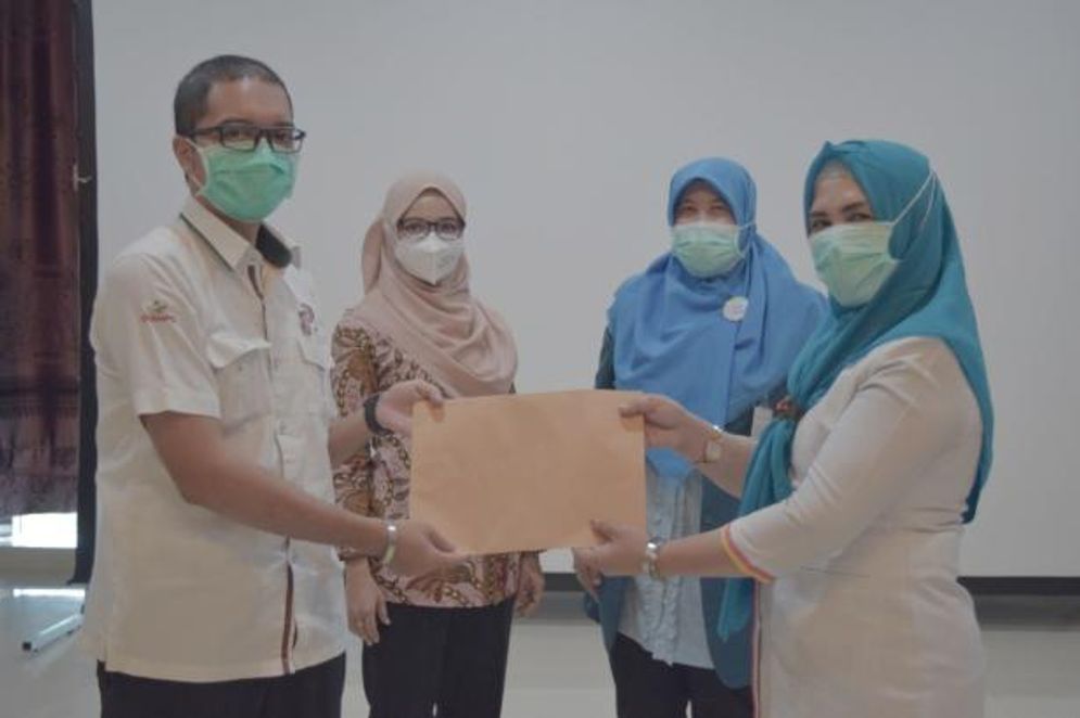 Penyerahan SK karyawan Tetap kepada salah satu pekerja honorer/kontrak di SPH diserahkan oleh Sekretaris Yayasan Semen Padang, Eko Bagus Priyuantoro. Foto: ist