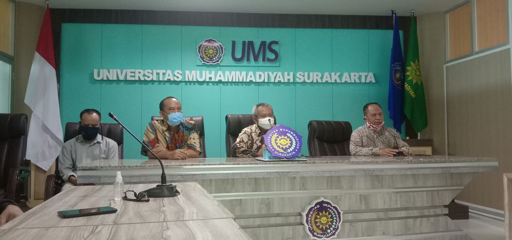 Rektor UMS Prof Sofyan Anif dan ketua PMB Dr Triyono saat launching PMB 